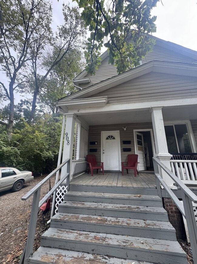 Building Photo - 908 SW Macvicar Ave