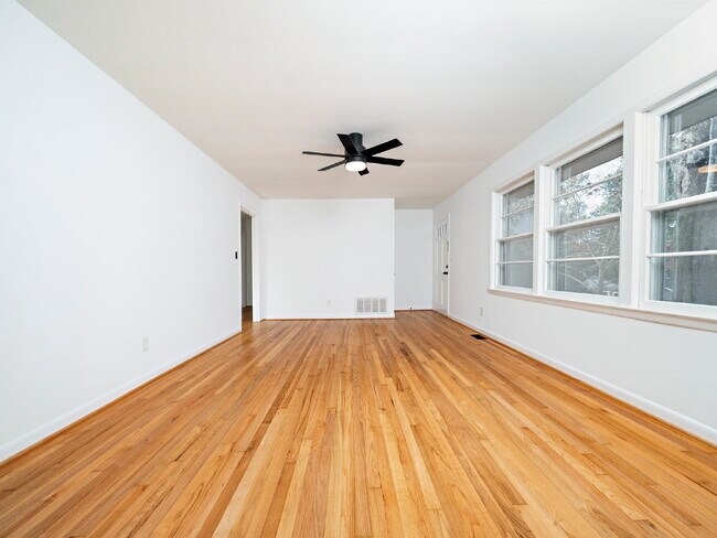 Building Photo - "Charming 3-Bed Home with Gleaming Hardwood Floors on Sheffield Road!"