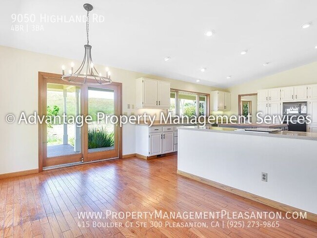 Building Photo - Unique 4 Bed / 3 Bath 3,484 Sq Ft Home off...