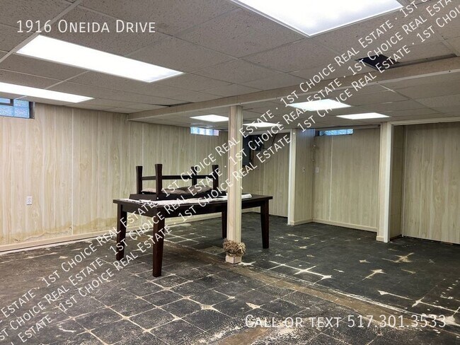 Building Photo - 1916 Oneida Dr
