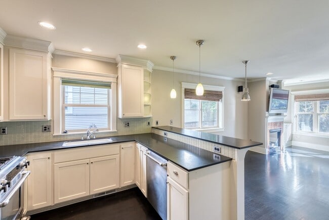 Building Photo - Capitol Hill Townhouse