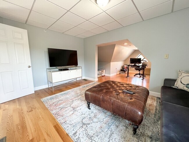 Building Photo - 139 R Linden St