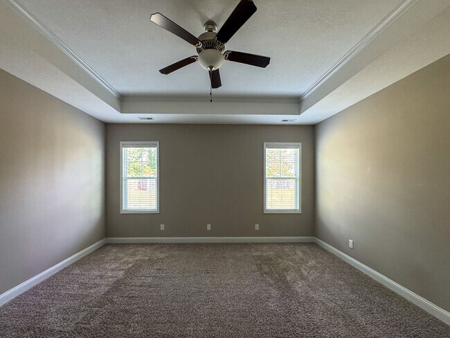 Building Photo - Spacious 4 Bed 3 Bath Home with Fenced Yard