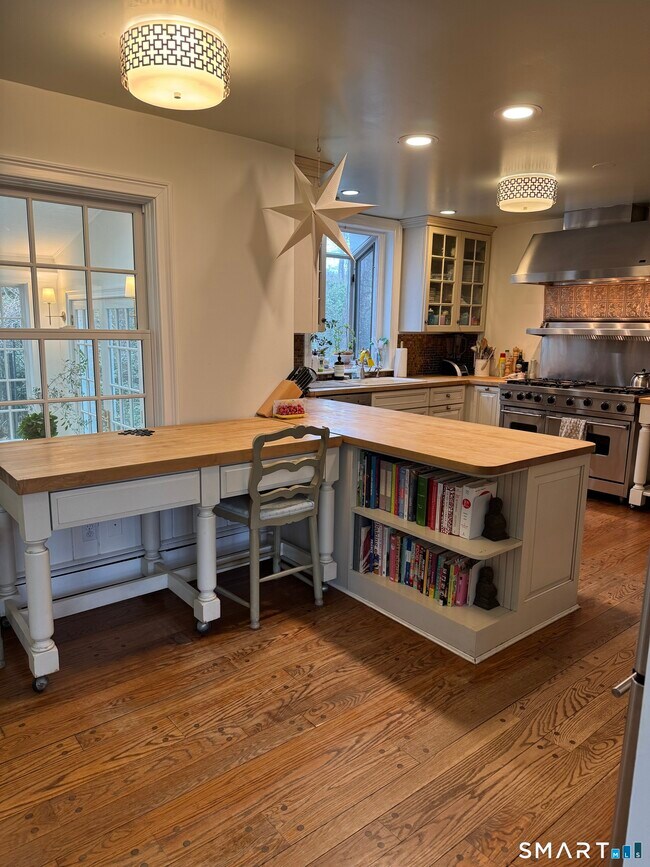 Building Photo - 301 Old Norwalk Rd