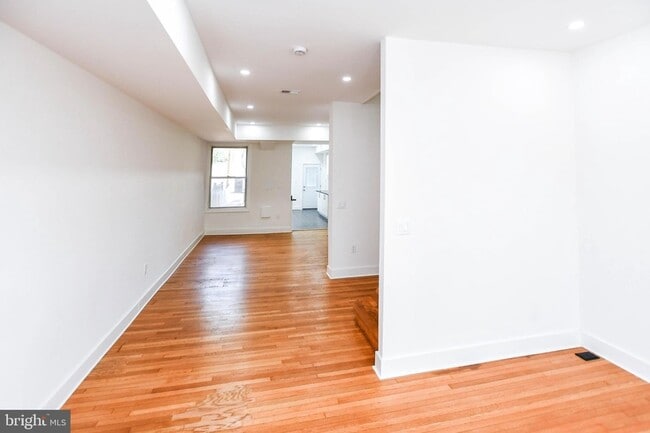 Building Photo - 104 R St NE