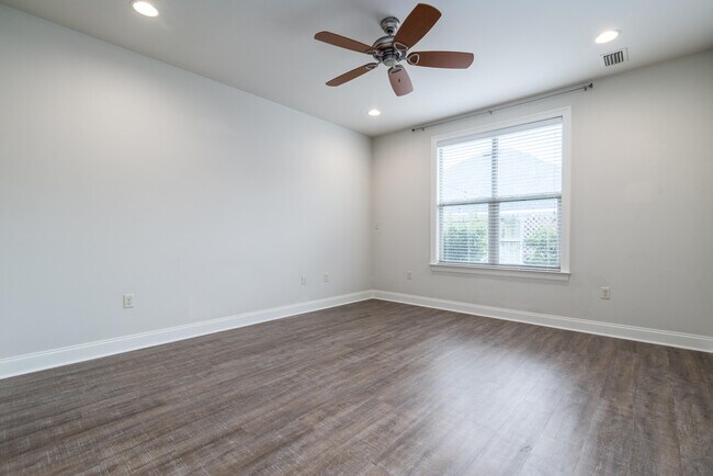 Building Photo - 718 Woods Dr