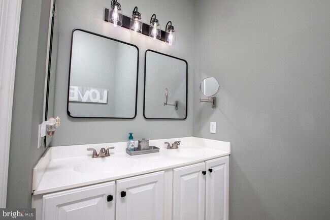 Building Photo - 1811 Adams Way