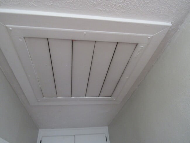 Building Photo - 5022 N Belmont Pl