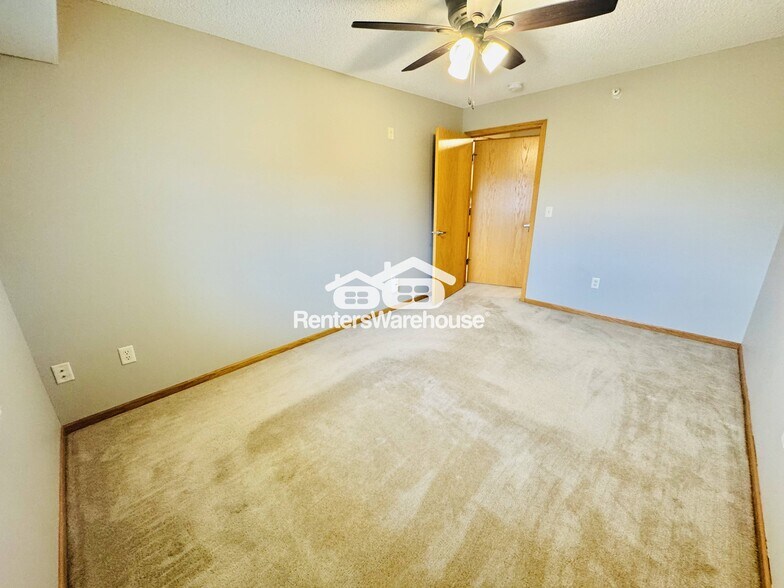 Building Photo - 1590 Parkwood Dr