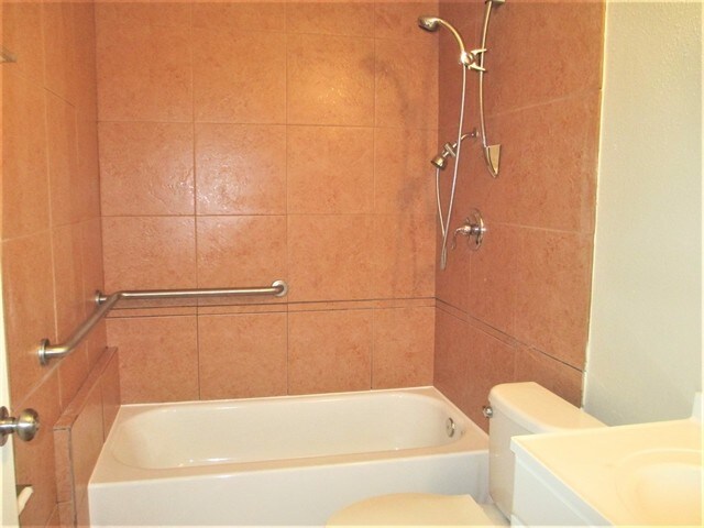 Building Photo - 3156 Peppertree Dr
