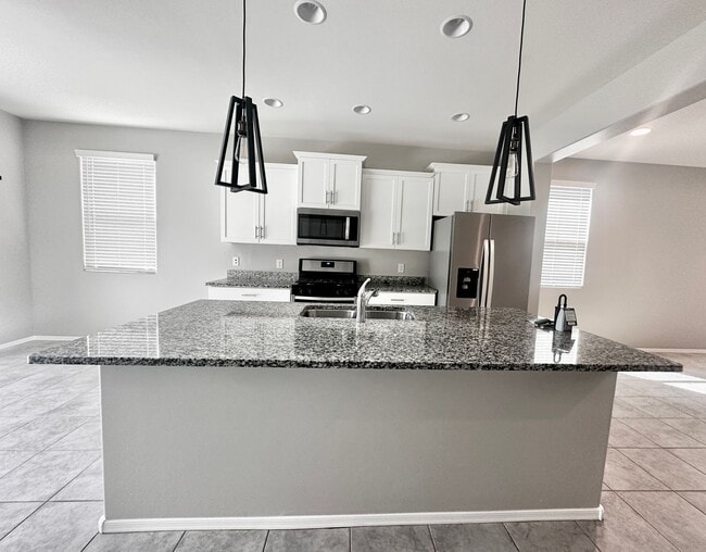 Building Photo - Stunning 4-bedroom, 2-bathroom home located in the vibrant community of Sahuarita, AZ