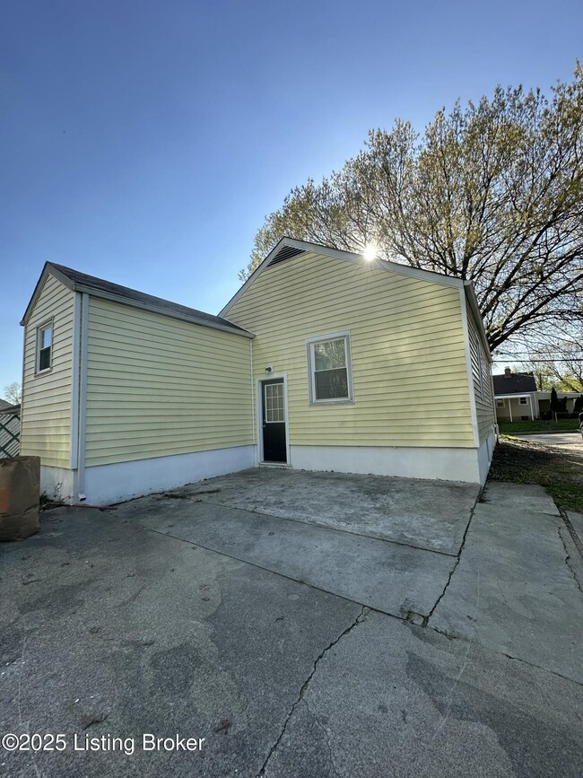 Building Photo - 2411 S 5th St