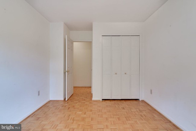 Building Photo - 7608 Southern Oak Dr