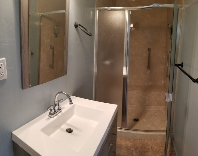 Building Photo - 5 bedrooms 2 baths close to campus and huge Backyard!