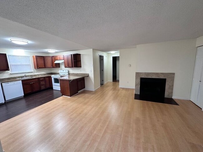 Building Photo - Upper Unit Fourplex Very Nice Spacious 2 B...