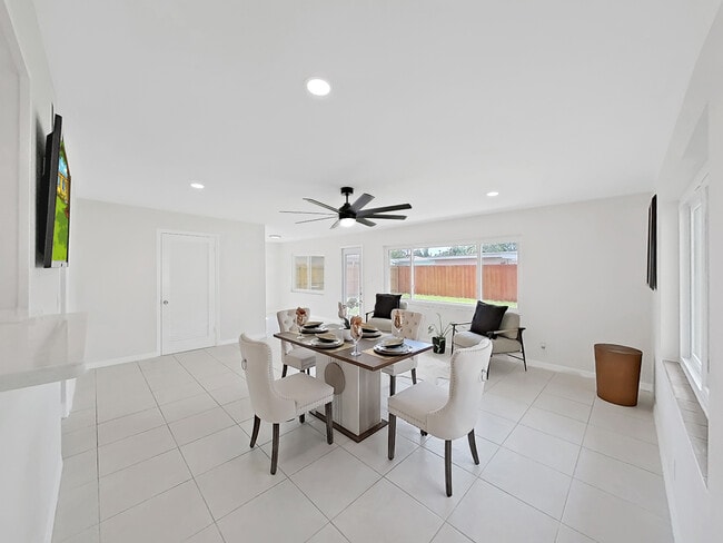 Building Photo - 4610 W Bay Villa Ave