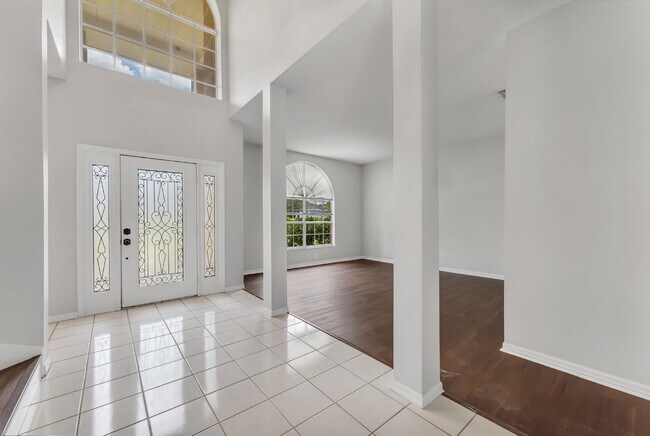 Building Photo - Spacious 6-bedroom, 3-bathroom and pool Tu...