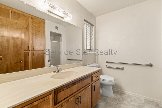 Building Photo - 4938 E Earll Dr