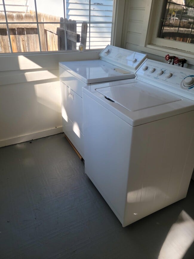 Building Photo - 712 Harrison Ave