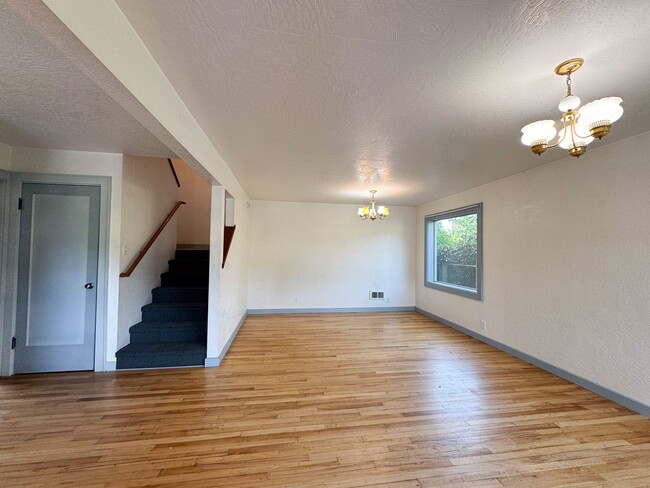 Building Photo - 3 Bed, 1.5 Bath overlooking the Rose Garden and Willamette River bike path in Whiteaker