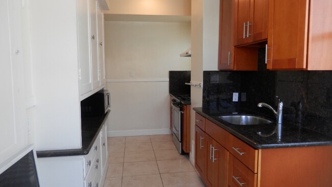 Building Photo - 1060 Powell St