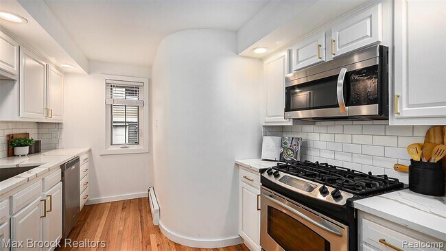 Building Photo - 343 S Elm St