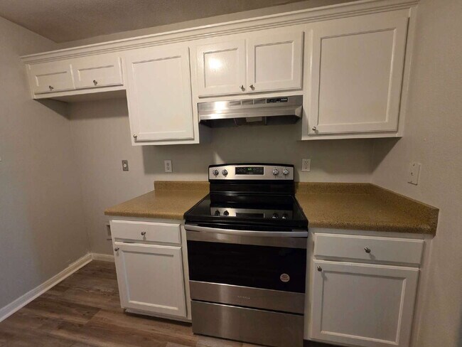 Building Photo - Updated 3/2 Duplex Near Shopping in San Antonio