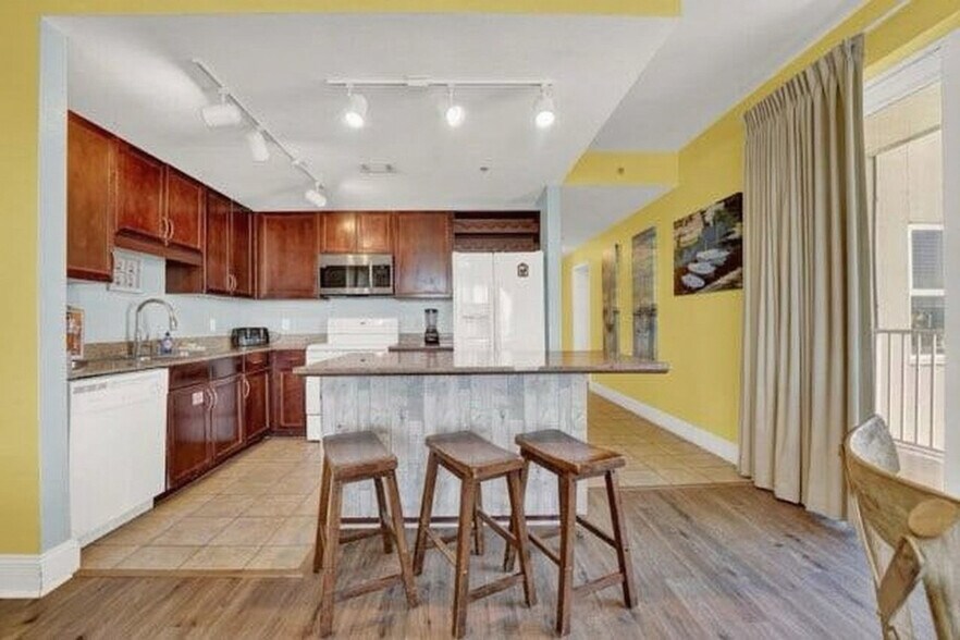 Building Photo - 9800 S Thomas Dr