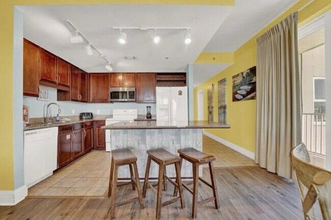 Building Photo - 9800 S Thomas Dr