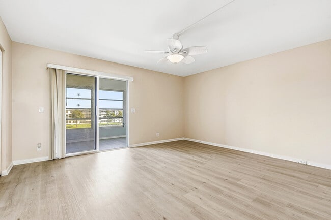 Building Photo - 4067 Yarmouth E