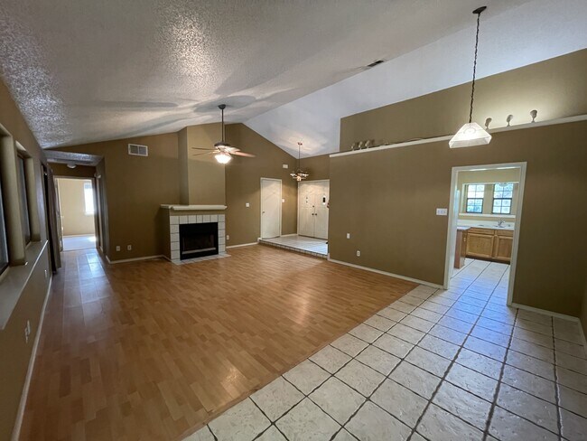 Building Photo - 3202 Fairview Dr
