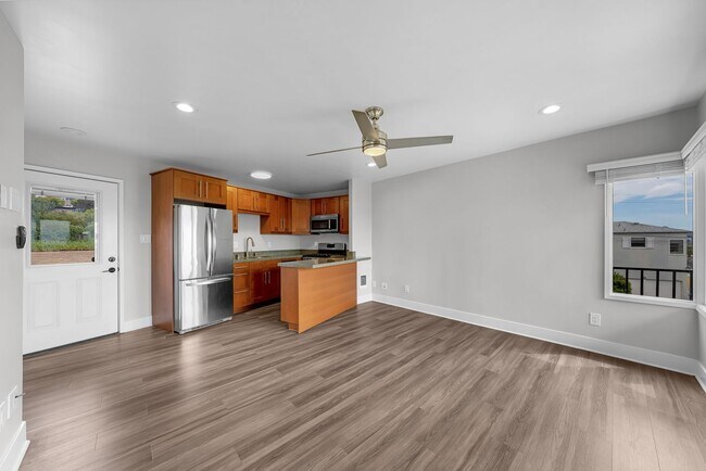 Building Photo - Spacious Studio aand 1-bedroom Apartments in Mission Hills – Prime Location!