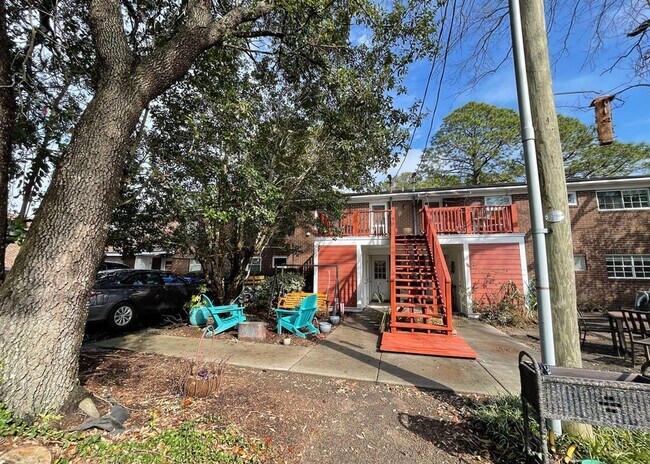 Building Photo - Available 7/1. 2 BR/2 BA in a FANTASTIC Lo...