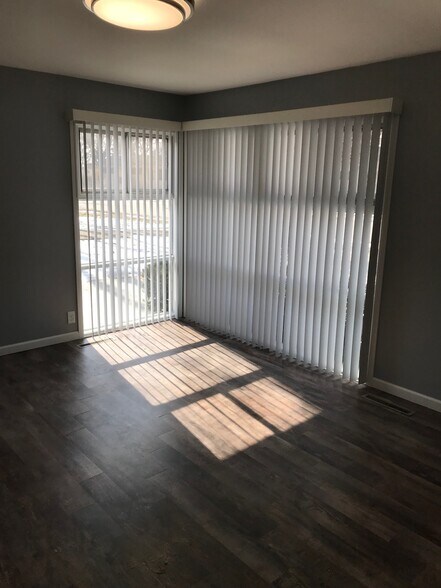 The living room offers plenty of natural light. - 4204 Woodvale Dr