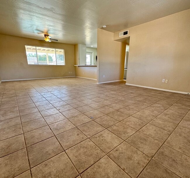 Building Photo - Spacious 4bdm 2Ba Tempe Home with New Kitchen and a Pool!