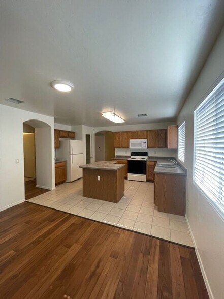 Building Photo - 2057 W Silver Meadow Pl