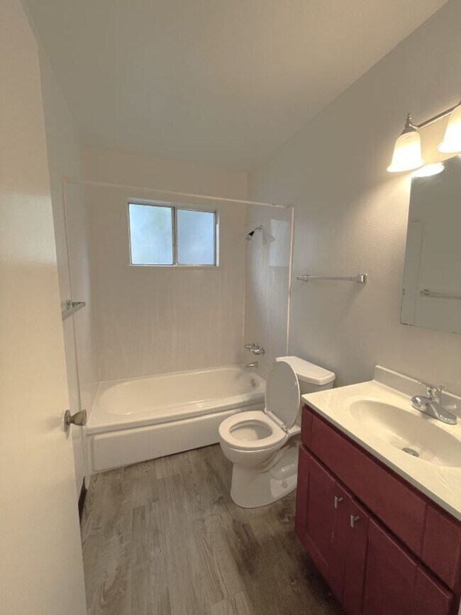 Building Photo - Alameda, Newly remodeled one bedroom unit.  Ask about our Move in Special