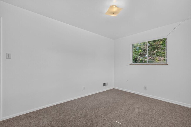 Building Photo - Cozy 2 bedroom duplex