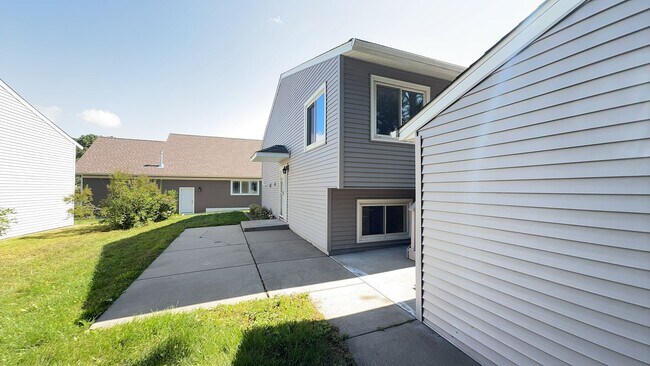 Building Photo - Woodbury 3 Bed 2 Bath Single Family Home