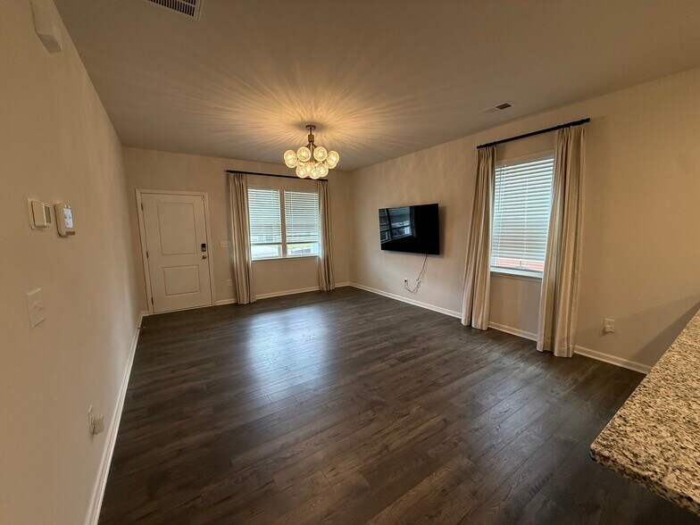 Building Photo - 374 Highline Trl