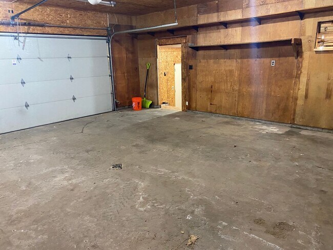 Building Photo - 3-bedroom Home on Private Country Lot with 2 acres & 4-car garage