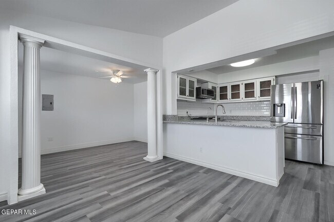 Building Photo - 9709 Vallarta Dr
