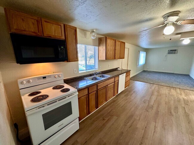 Building Photo - LARGE DOWNSTAIRS CORNER UNIT 2 BED 1 BATH