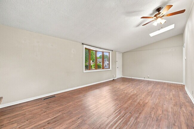 Building Photo - 131 Oak Dr