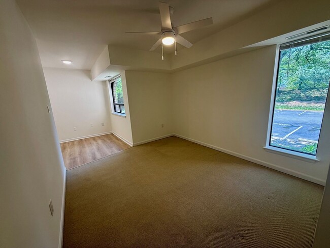 Building Photo - Ready now! Huge 1 bedroom condo in Annapolis!
