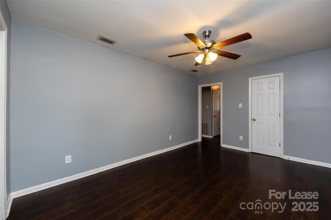 Building Photo - 4713 Belle Plaine Dr