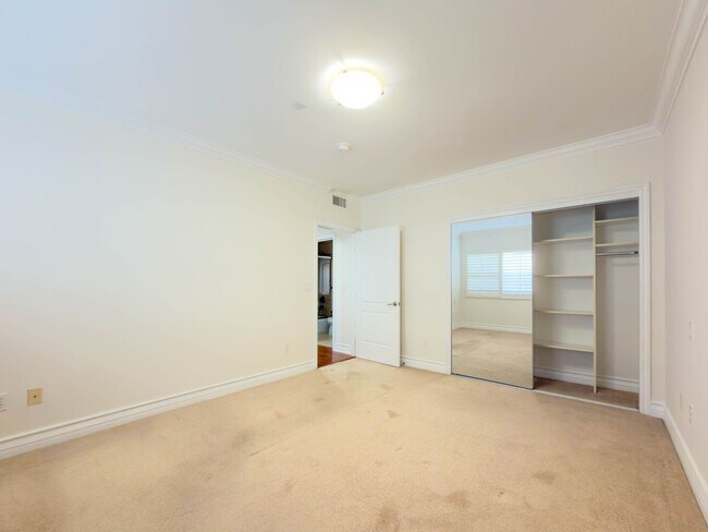 Building Photo - Spacious 3BR Condo with Luxury Finishes in Brentwood!