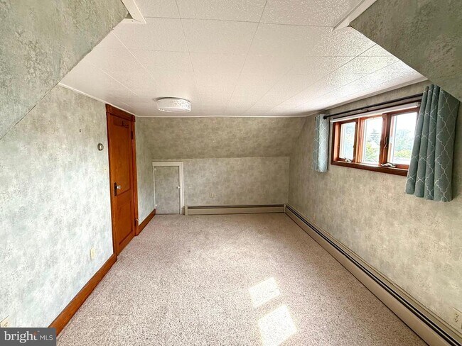 Building Photo - 329 Tyrone St