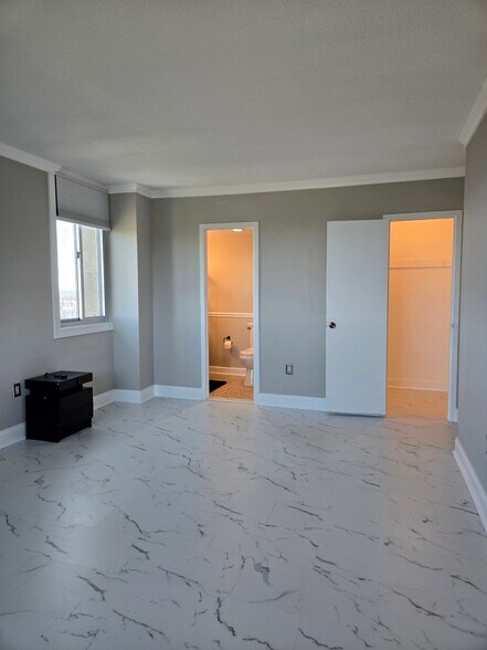 Master Bedroom with walk-in closet - 2059 Huntington Ave