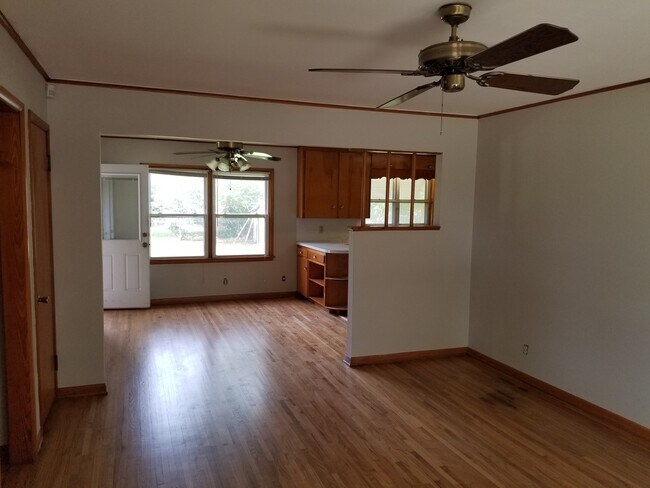 Building Photo - Midtown bungalow, beautiful hard wood floors, lots of natural light.